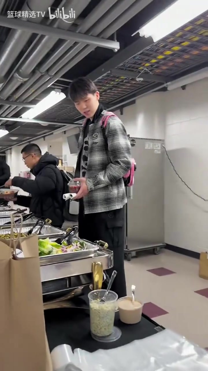 178体育app-杨瀚森赛后都吃什么？来看看开拓者&amp;湖人&amp;掘金三队的赛后餐